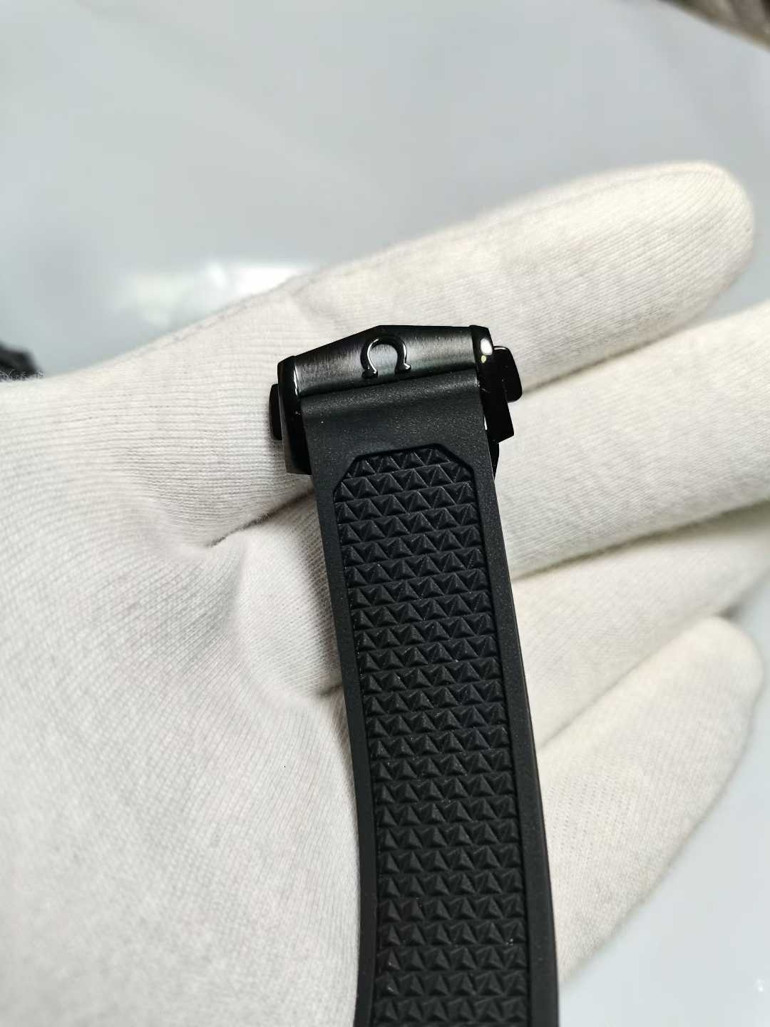 Omega Speedmaster Dark Side of the Moon - Image 4